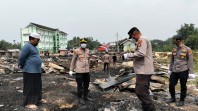 Polisi Ulurkan Bantuan dan Bersihkan Puing Kebakaran di Pondok Pesantren Kampar