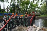 Personel Gabungan TNI Simulasi Pengoperasian Peralatan Pemadam Karhutla Riau