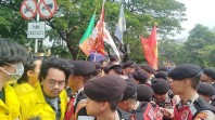Massa BEM UI Dihadang Aparat di Semanggi