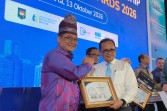 Sekdaprov Riau Syahrial Abdi Terima Penghargaan Kepemimpinan Digital Terbaik 2026