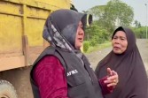 Tangis Bupati Siak Pecah Saat Tinjau Rumah Guru di Dusun Mungkal