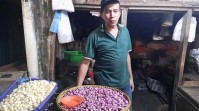 Pedagang di Pekanbaru Kaget, Banyak Ibu-ibu Datang Minta Pekerjaan Kupas Bawang