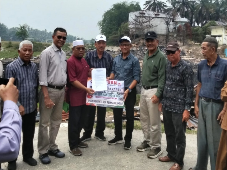 Peduli Ponpes Terbakar, ASN Purnabhakti Kampar Donasi 153 Sak Semen ke Ponpes Syech Burhanuddin