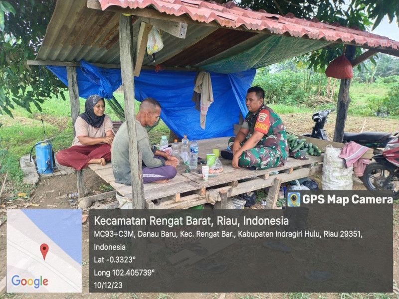 Silaturahmi dan Kedekatan Bersama Warga Binaan, Babinsa 01/Rengat Lakukan Kegiatan Komsos