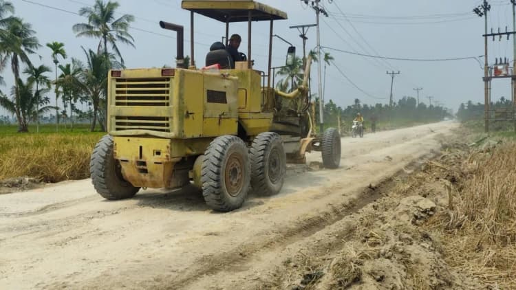 Rekonstruksi Jalan Sanglar–Kotabaru Terus Dikebut, Material Mulai Dimobilisasi