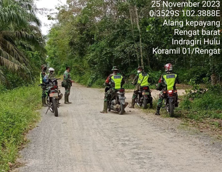 Babinsa Koramil 01/Rengat Sertu Rahmansyah Rutin Melaksanakan Patroli dan Sosialisasi Karhutla Kepada Masyarakat