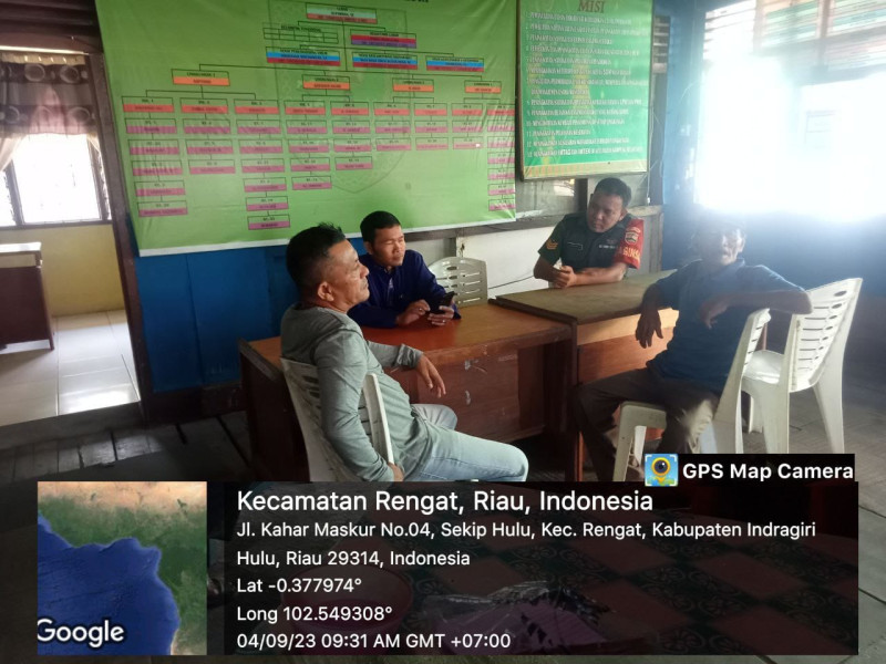 Babinsa Serka Feddy Darmansyah Komsos Dengan Aparat Kelurahan Kampung Besar Kota