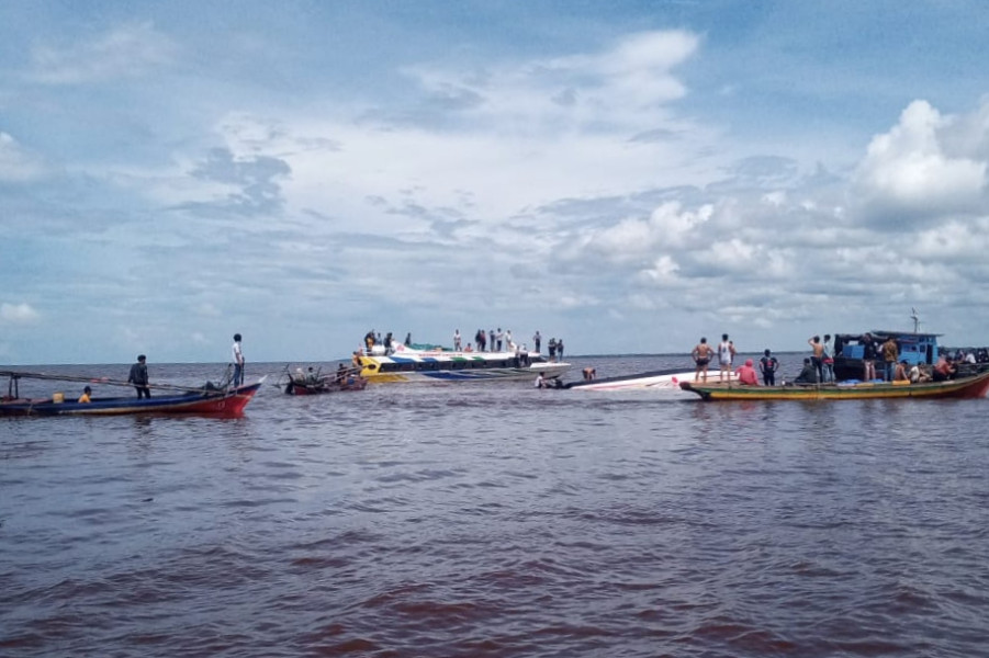 Kapal Evelyn dari Tembilahan Terbalik di Perairan Guntung Puluhan Penumpang Hanyut