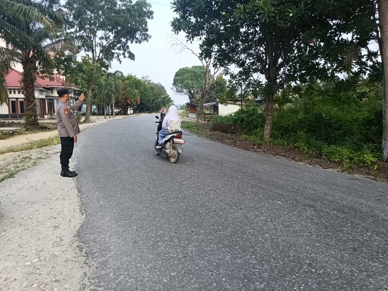 Strong Point Pagi Polsek Pujud, Polisi Hadir Amankan Aktivitas Pelajar dan Pengguna Jalan