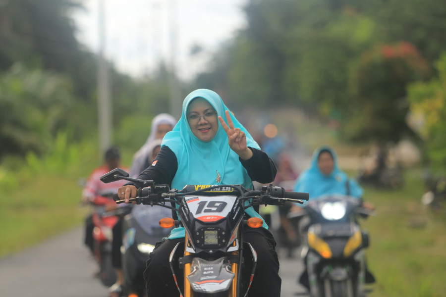 Tunggangi Motor Trail, Dr.Afni Kampanye Door to Door Hingga ke Pelosok Koto Gasib