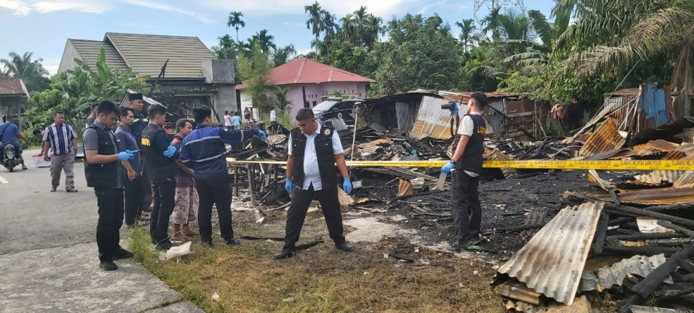 Tim Labfor Polda Riau Lakukan Penyelidikan Kebakaran Rumah di Kampung Pinang Sebatang Timur