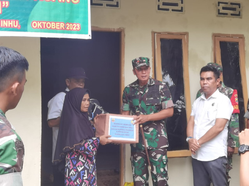 Kebahagiaan Terpancar Dari R Mawar Wati Saat Dandim 0302/Inhu Berikan Kunci Rumah Program Bedah RTLH