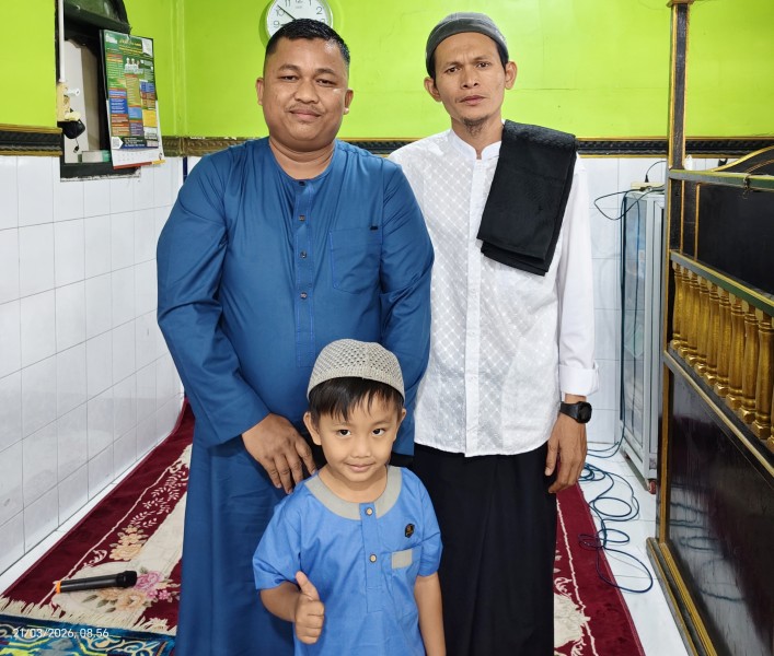 Ketua KSJ Riau Muhajirin Siringoringo Sholat Id di Kota Terapung Panipahan, Kagumi Sosok Khotib UAS Lokal