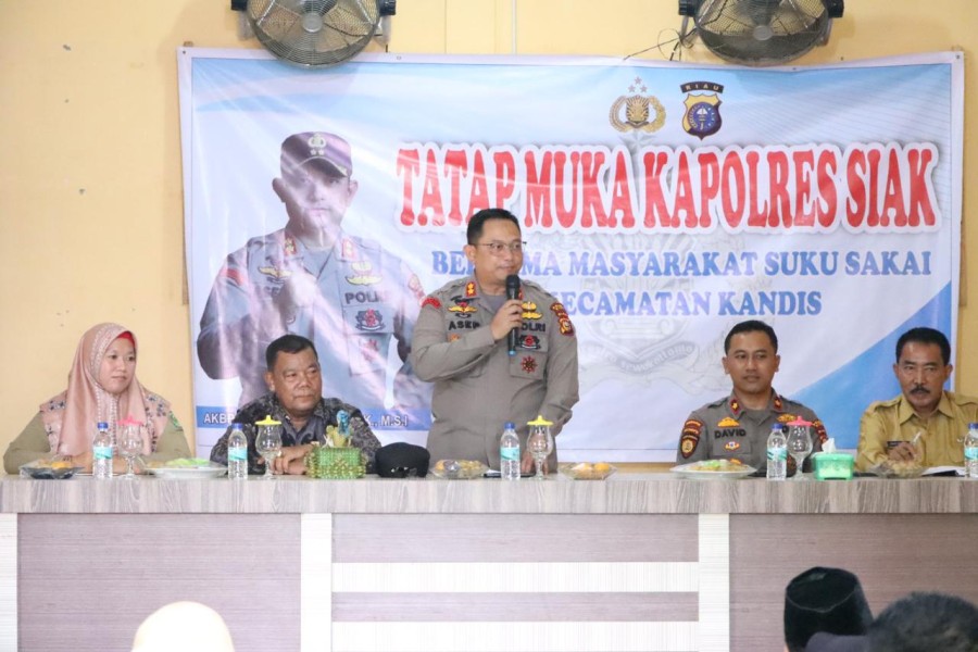 Kunjungi Masayarakat Sakai Kecamatan Kandis, AKBP Asep Sujarwadi, SIK, MSI Berikan Bantuan Helm SNI dan Alat alat Olahraga