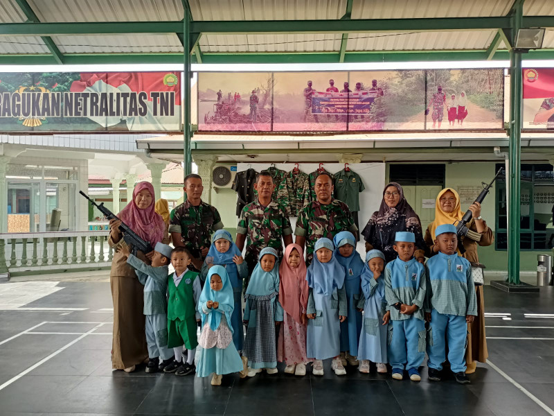 Ingin Mengetahui Profesi TNI AD, Puluhan Anak TK Di Rengat Kunjungi Kodim 0302/Inhu