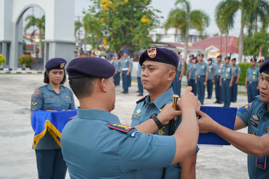 Danlanal Dumai Pimpin Langsung Upacara Kenaikan Pangkat Danposal Panipahan Dan 30 Prajurit Lainnya.