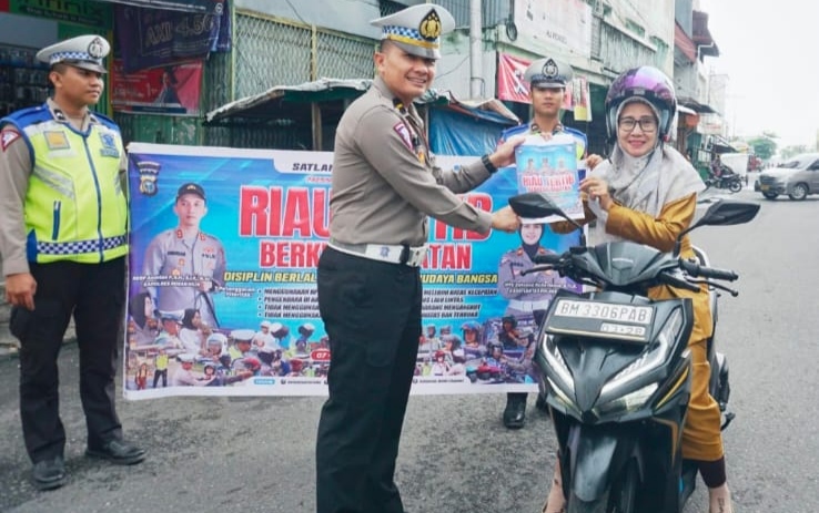 Satlantas Polres Rohil Bagikan 300 Brosur Riau Tertib Berkeselamatan di Bangko