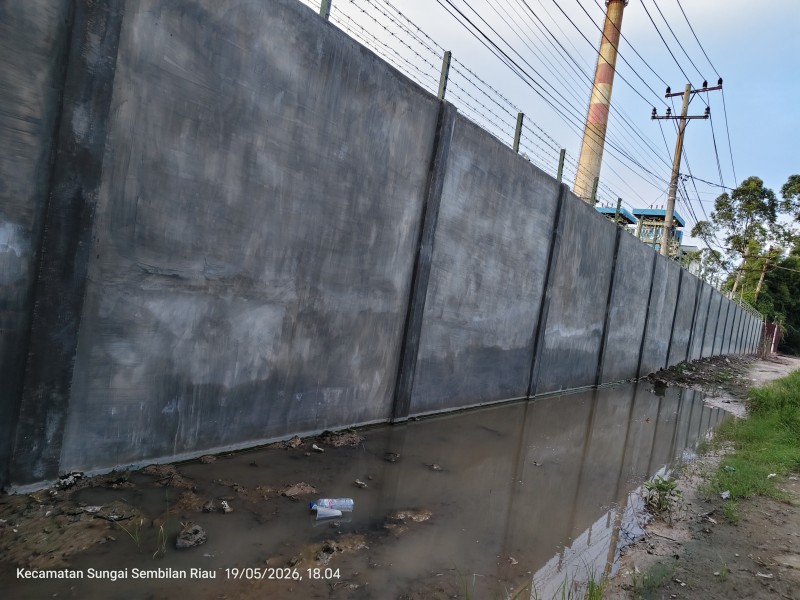 Pemko Dumai Mandul? PT SDS Diduga Tutup Drainase dan Bangun Pagar di Atas Anak Sungai, DPMPTSP Mengaku Tak Bisa Bertindak