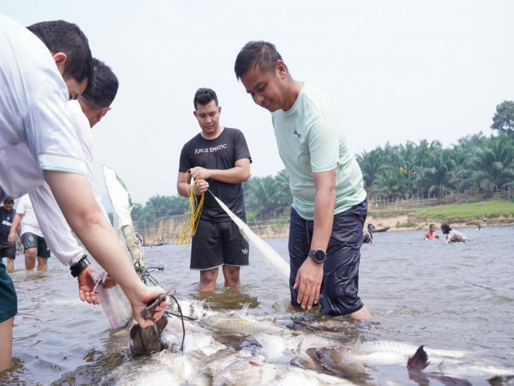 Mancokau Ikan Lubuk Larangan Tanjung Belit, Bupati Kampar : Kearifan Lokal Menjaga Alam dan Menyatukan Masyarakat