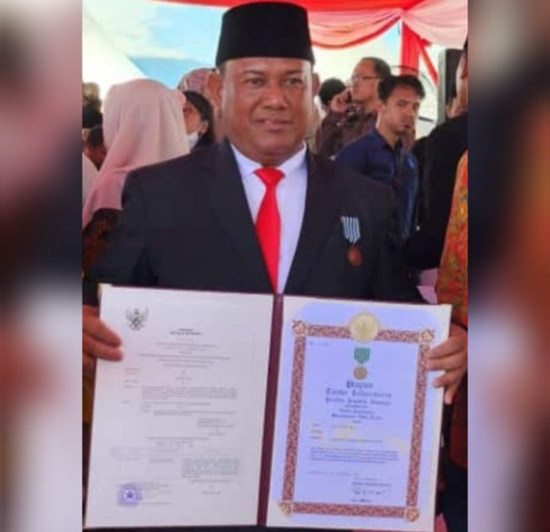 Drs Yusri MSi Terima Tanda Kehormatan Setya Lencana Pembangunan/Satyalencana Wirakarya dari Presiden Jokowi