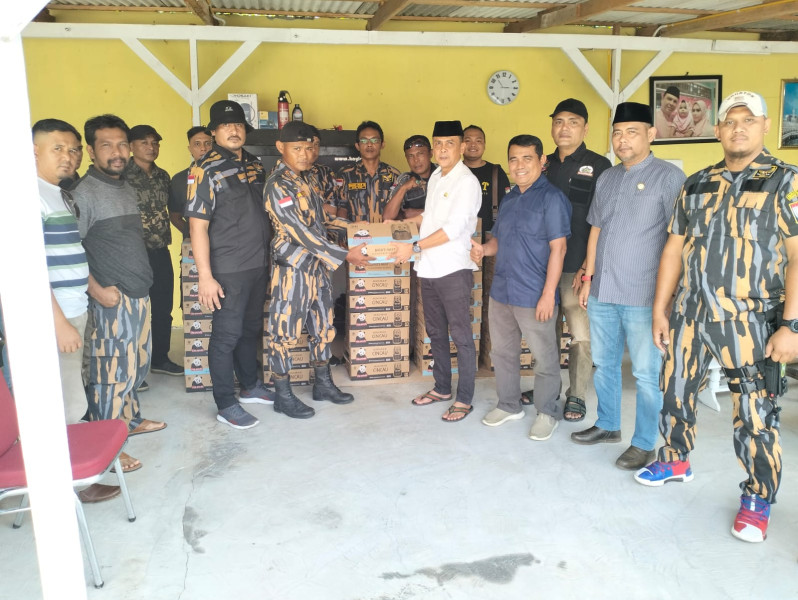 DPW Pekat IB Riau Berbagi Paket Lebaran ke Satgas Brigadenya