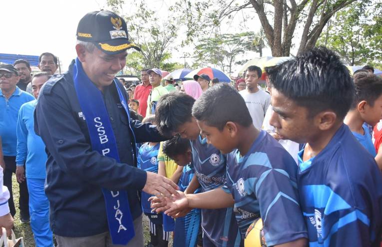 Pj Bupati Kampar Bersama Pelatih Timnas U-16 Bima Sakti Hadiri Anniversary Ke-1 SSB Pandau Jaya