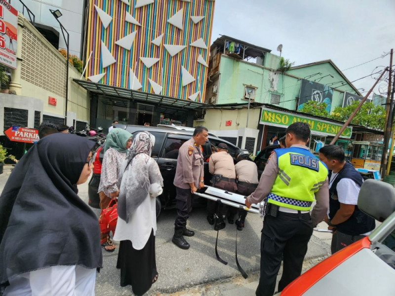 Pengemudi Mobil Pingsan, Anggota Polresta Pekanbaru Langsung Bertindak