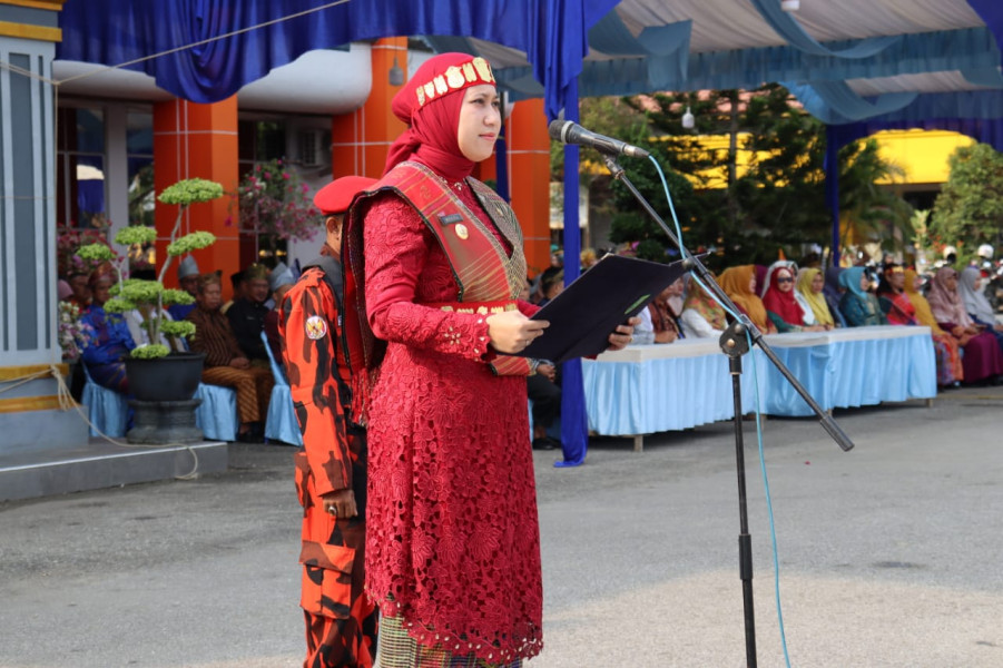 Upacara Peringatan Hari Sumpah Pemuda Ke-95 Peserta Menggunakan Berbagai Macam Pakaian Adat