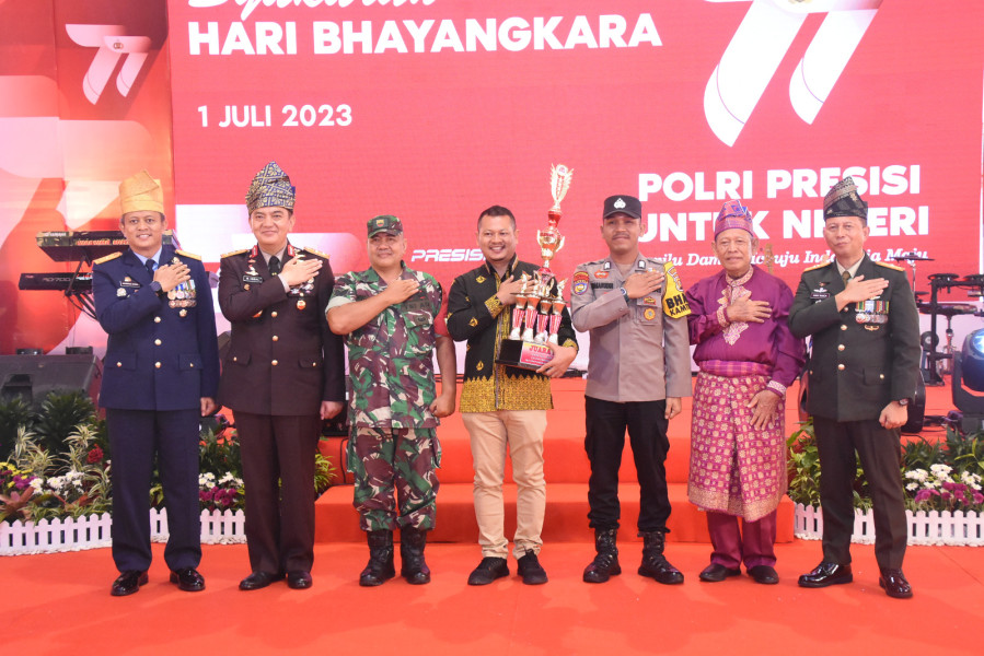 Kapolda Riau Irjen Pol Mohammad Iqbal Beri Hadiah Kepada Babinsa Talang Jerinjing