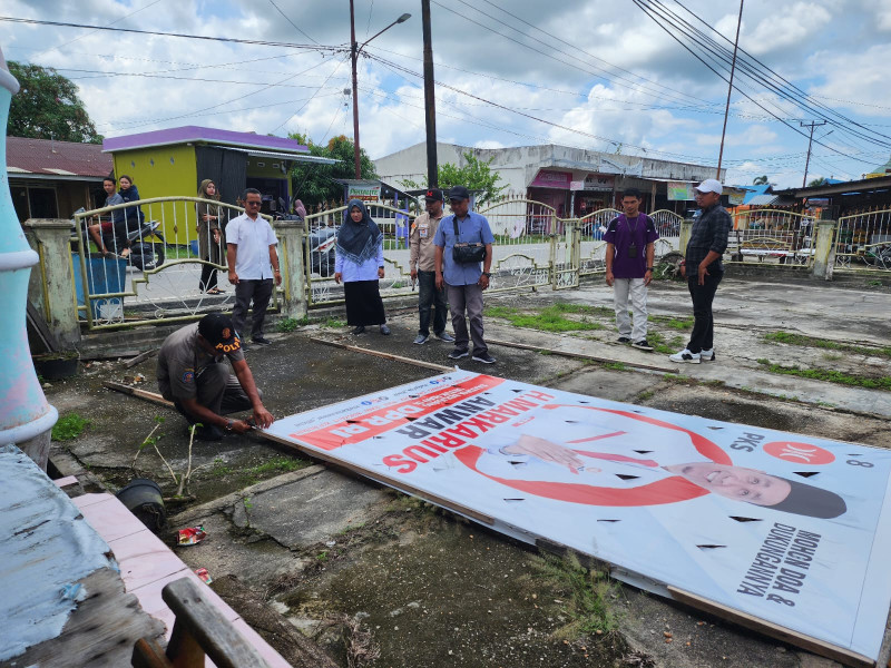 Personil Polsek Sungai Apit Lakukan Pengamanan Penertiban APS Yang Dilaksanakan Oleh Panwascam Sungai Apit