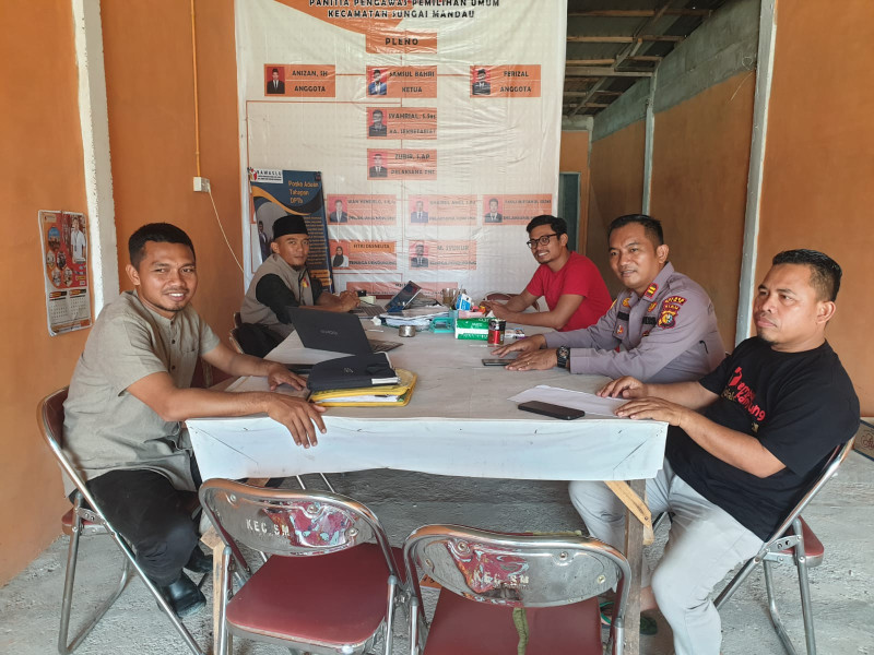 Jaga Kondusifitas Jelang Pemilu 2024, Polsek Sungai Mandau Sambangi Panwascam dan PPK Kec. Sungai Mandau