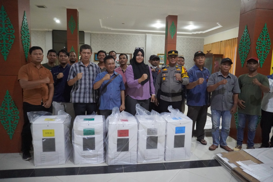 Kapolres Bengkalis Saksikan Perakitan Ribuan Kotak Suara Pemilu 2024 di Gedung LAMR oleh KPU Kabupaten Bengkalis