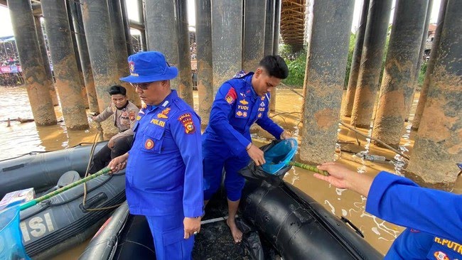 Green Policing di Arena Pacu Jalur, Polda Riau Bersihkan Sampah di Tepian Narosa