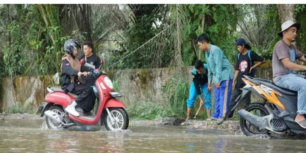 Mahasiswa Unri Perbaiki Drainase dan Jalan Bangau Sakti