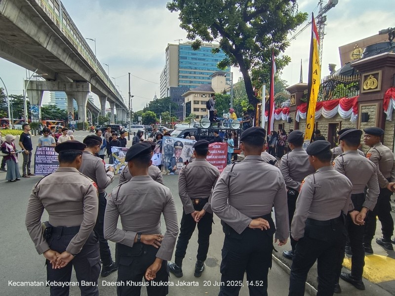 Desak Usut Ijazah Bupati Rohil Bistamam, Mahasiswa Unjuk Rasa di Mabes Polri