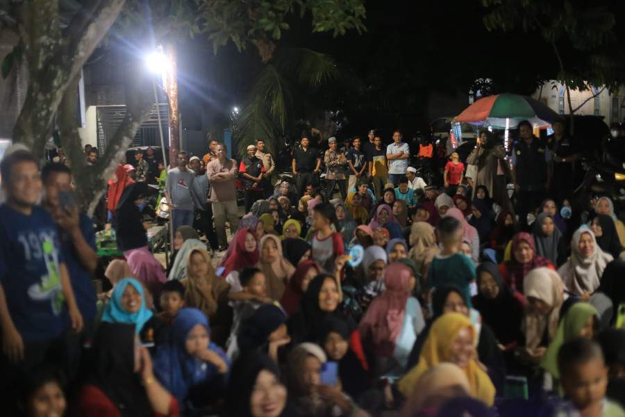 Di Tualang Kampanye Dr.Afni Meledak, Massa Sampai Manjat Pohon dan Hilang Anak