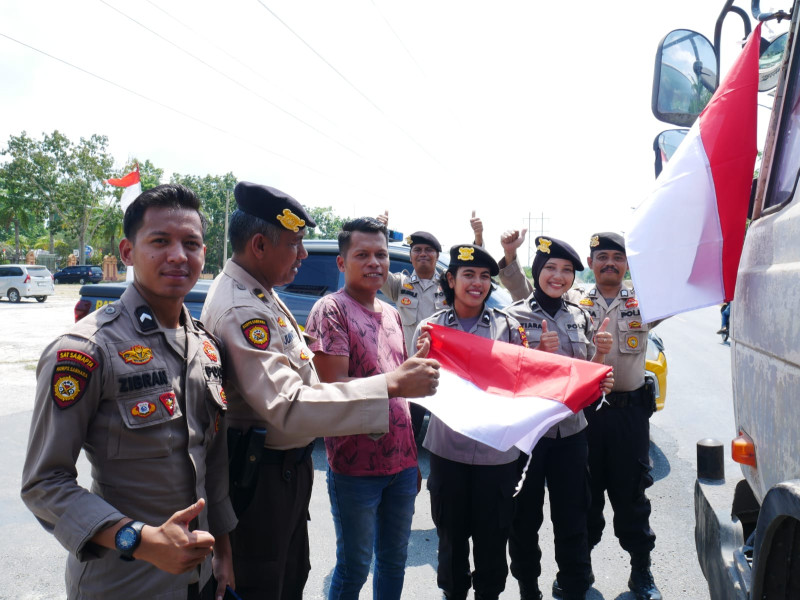 Dukung Semarak Hari Kemerdekaan dan Kecintaan Terhadap Tanah Air, Sat Samapta Polres Siak Bagikan Bendera Merah Putih