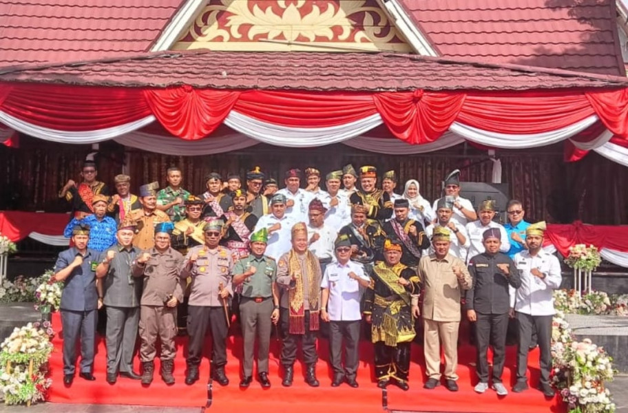 Pemasangan Tanjak dan Selempang oleh Ketua LAK Yusri Kepada Kapolda Riau