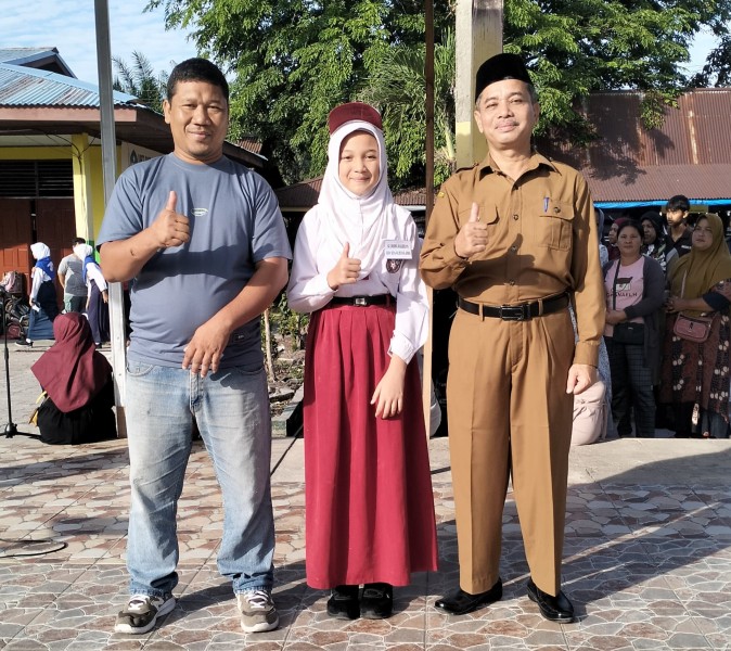 Simbolis Serah Terima Anak dari Orang Tua kepada Guru Warnai Hari Pertama Sekolah