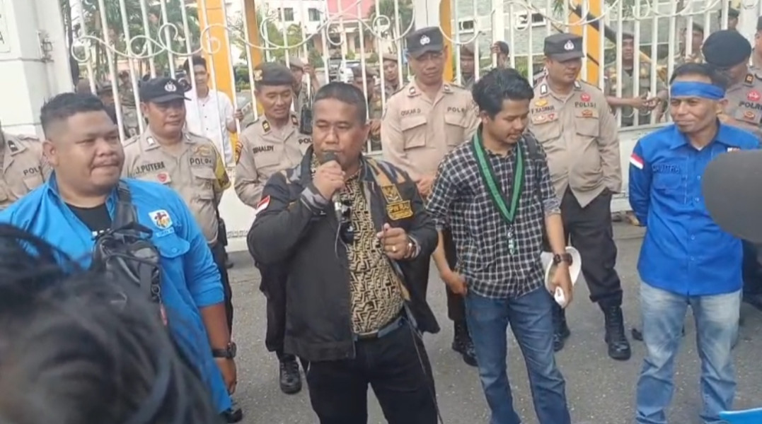 Puluhan Ormas dan OKP Melakukan Aksi Damai di DPRD Riau