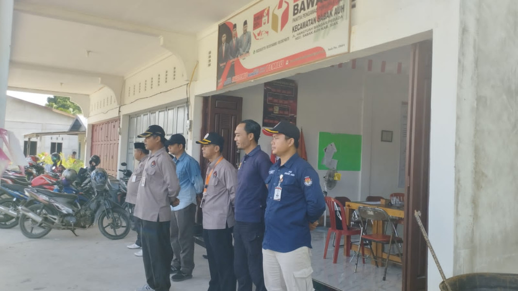 Personil Polsek Sabak Auh Lakukan Pengamanan Penertiban Alat Peraga Sosialisasi Oleh Panwas Kecamatan Sabak Auh
