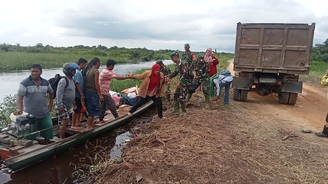 Tidak Ada Tanda Banjir Surut, Ratusan Karyawan PT. SBL Dievakuasi Oleh Anggota Koramil 01/Rengat Kodim 0302/Inhu