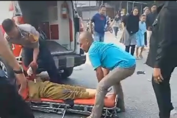 Kecelakaan Lalu Lintas Mobil Fuso dengan Sepeda Motor di Jalinsum, Tampak Seorang Polisi dengan Sigap Membantu