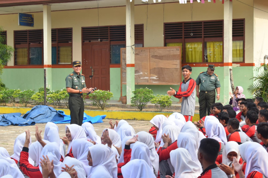 Dandim 0302 /Inhu Beri Penyuluhan Kepada Siswa SMAN 2 RENGAT Agar Tidak Terpengaruh Hal Negatif