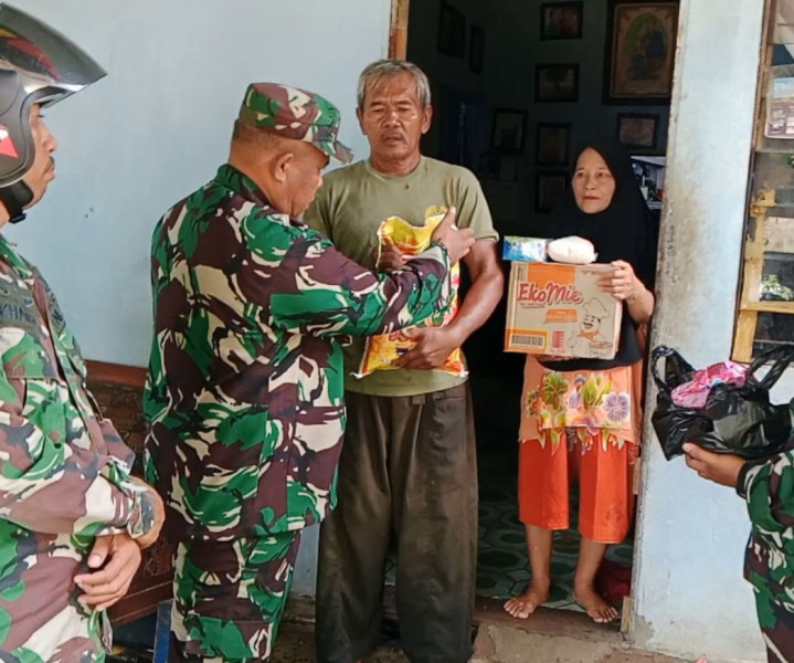 Koramil 01/Rengat Kodim 0302/Inhu Turun Tangan Beri Bantuan Sembako Bagi Warga Terdampak Banjir