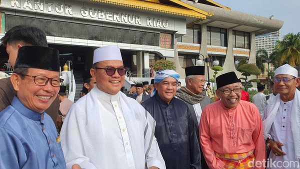 Mantan Gubernur Riau Jadi Rebutan Foto Usai Salat Id di Pekanbaru
