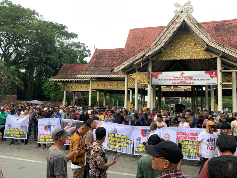 Massa Tumpah Ruah di Purna MTQ, Desak Polda Riau Usut Dugaan Ijazah Palsu Bupati Rohil