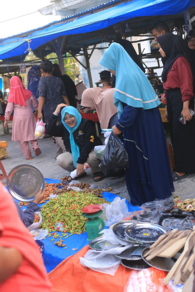 Ketika Pedagang Pasar Seminai tak Percaya Dr.Afni Calon Bupati Siak