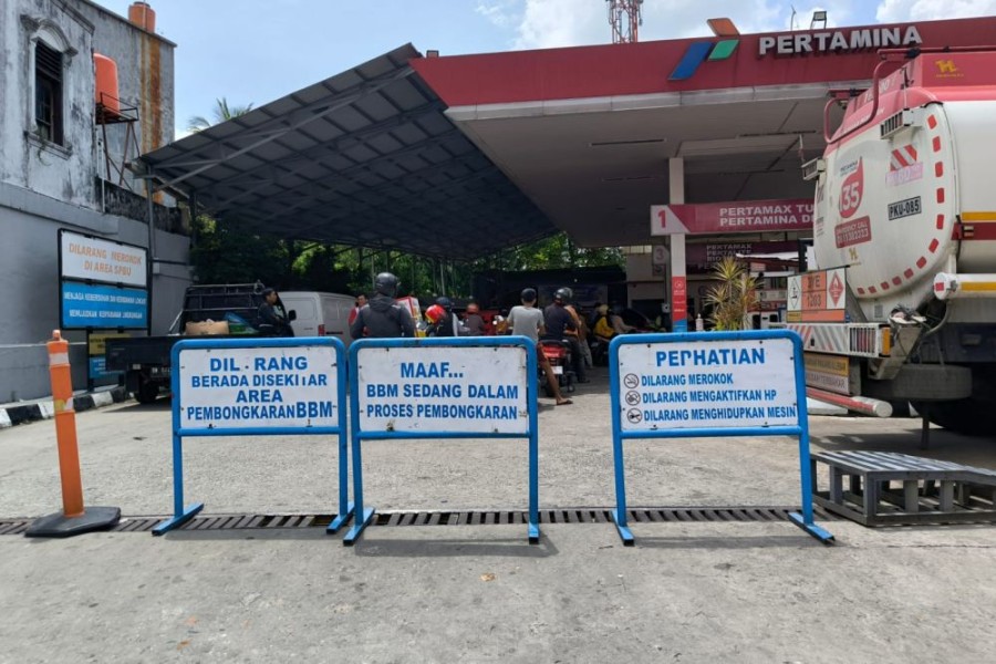 Antrean BBM Mengular, Warga Riau Diuji Kesabarannya Menunggu Pasokan