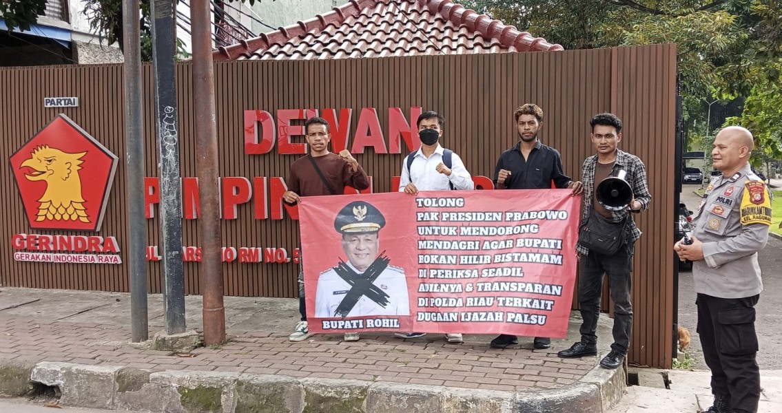 Sambangi DPP Partai Gerindra, Massa AMRB Minta Presiden Prabowo Dorong Mendagri Segera Beri Izin Polda Riau Periksa Bupati Rohil